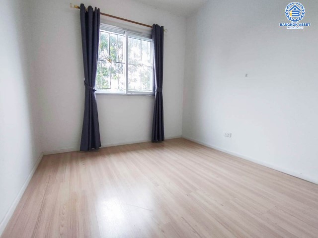 ทาวน์เฮ้าส์มือสอง โครงการ แกรนด์พลีโน่ รัตนาธิเบศร์ บนเนื้อที่ 18.6 ตร.ว. ฟังก์ชัน 3 ห้องนอน 2 ห้องน้ำ 1 ที่จอดรถ ทำเลดี เชื่อมต่อถนนติวานนท์ ถนนรัตนาธิเบศร์ ถนนนครอินทร์ ถนนราชพฤกษ์ ใกล้รถไฟฟ้าสายสีม่วง "สถานีบางพลู" และทางด่วน "ศรีรัช"